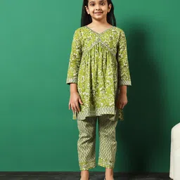 READIPRINT Cotton Three Fourth Sleeves Floral Printed Kurta & Pant -  Green-picture-8