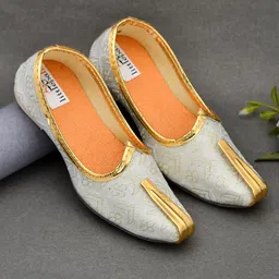 Little Palz Floral Embroidered Slip On Mojaris - White-picture-38