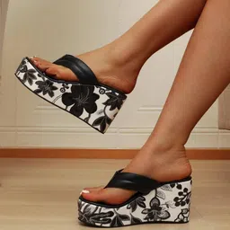 GLO GLAMP Printed Wedge Sandals-27