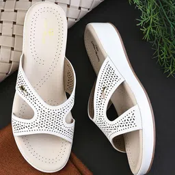 pelle albero Women Open Toe Flats with Laser Cuts-image-91