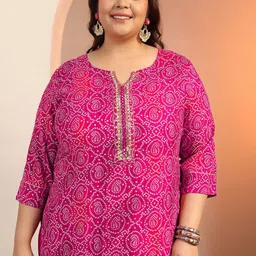 EXTRA LOVE BY LIBAS Women Plus Size Bandhani Printed Kurta with Trousers & Dupatta image 2