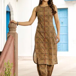 GAYRAA Women Floral Printed Regular Pure Cotton Kurta with Trousers-32