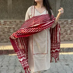 DIVASTRI Floral Embroidered Straight V-Neck Kurta With Trouser & Dupatta-30