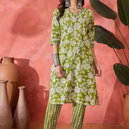 Sangria Floral Printed V-Neck Pure Cotton Straight Kurta With Trousers-39