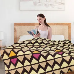 Aura Red & White Geometric Microfiber AC Room 300 GSM Double Bed Comforter-image-65