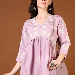 LIMEROAD Floral Embroidered V Neck Empire Anarkali Kurta-48