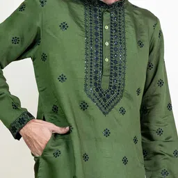 KUNDALI KAKSHAY Men Ethnic Motifs Embroidered Regular Sequinned Kurta with Pyjamas image 4