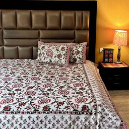 Hawamahal Rajputana Red Printed Cotton 200 TC Super King Bedsheet Set 2.75 m x 2.75 m-image-1