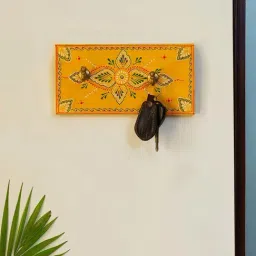 ExclusiveLane Yellow & Green Mango Wood Key Holder - Set of 1-21