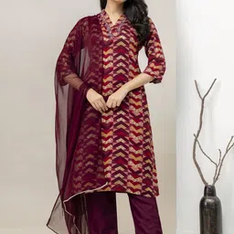 SINGNI Geometric Printed V-Neck Thread Work Straight Kurta With Trouser & Dupatta-4