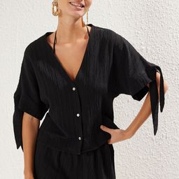 Trendyol V-Neck Top With Shorts Co-Ords-picture-20
