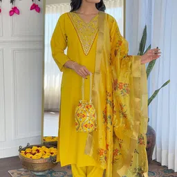 KOTRONS Floral Yoke Design Sequinned Chanderi Silk Kurta With Trousers & Dupatta image 5
