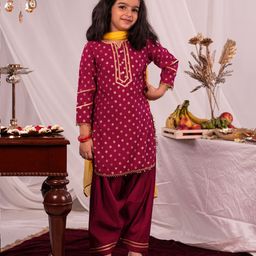 Vastramay Cotton Three Fourth Sleeves Floral Motif Printed Kurta With Patiala & Dupatta - Magenta Pink-image-50