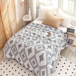 JC HOME Grey & White Geometric AC Room 300 GSM Double Bed Quilt-image-85