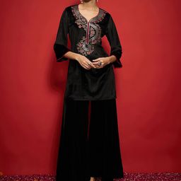 Shae by SASSAFRAS Women Embroidered Grandeur & Majestic Artwork Velvet Kurta-image-72