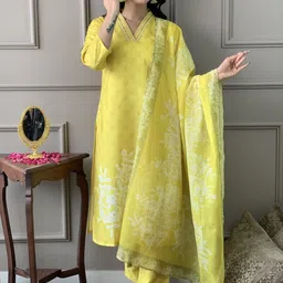 Gilori Women Floral Printed Regular Kurta with Trousers & With Dupatta-44