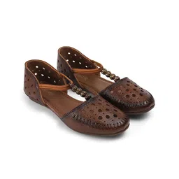 PEPPER Women Leather Textured Round Toe Mojaris With Laser Cuts-26