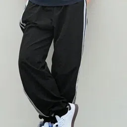 EVERDION Men Striped Relaxed-Fit Mid-RiseParachute Pant-image-35