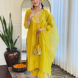 Navlik Women Floral Embroidered Regular Kurta with Trousers & With Dupatta-image-95