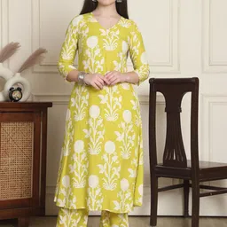 Rajnandini Women Floral Printed Regular Kurti with Trousers-16