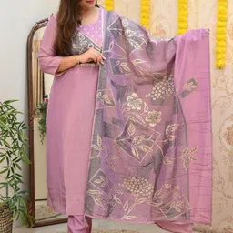 VAAZI CREATOR Women Floral Printed Regular Kurta with Trousers & With Dupatta-picture-23