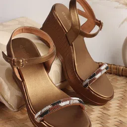 DressBerry Wedge Sandals with Buckles-36