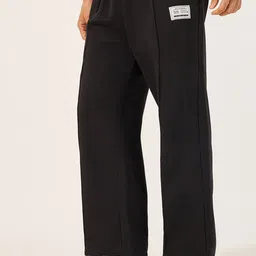 Styli Men Relaxed Fit Open Hem Jogger With Pin Tuck Detail-image-4