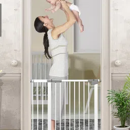 StarAndDaisy Baby Safety Gate with Auto Close Hold Open Features - White-picture-31