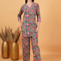 GUDWEARS Women Floral Printed Regular Thread Work Kurti with Trousers-picture-49
