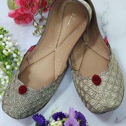 Fulkari Women Woven Design Mojaris Flats-image-5