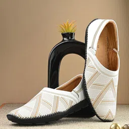 Vellinto Men Textured Regular Round Toe Mojaris-34