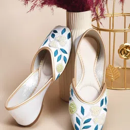 Froh Feet Women Embellished Ethnic Mojaris Flats-image-58