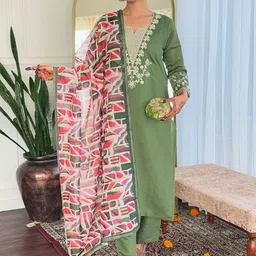 Lilots Floral Embroidered Straight Sequinned Chanderi Silk Kurta With Trousers And Dupatta-image-95