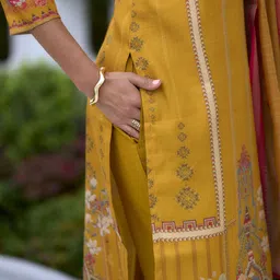 SHREE LAXMINARAYAN EXPORT Women Floral Printed Kurta with Trousers & Dupatta image 4