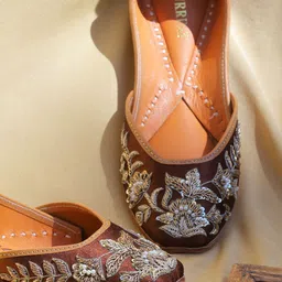 Kurrbat Women Embellished Ethnic Mojaris Flats-picture-5