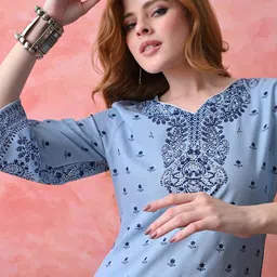 Bhuja Women Floral Printed Flared Sleeves Kurta-picture-4