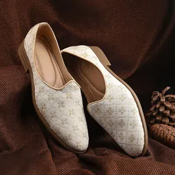 House of Pataudi Men Ethnic Embroidered Slip On Mojaris Shoes-image-17