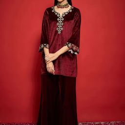 Shae by SASSAFRAS Women Embroidered Grandeur & Majestic Artwork Velvet Kurta-18