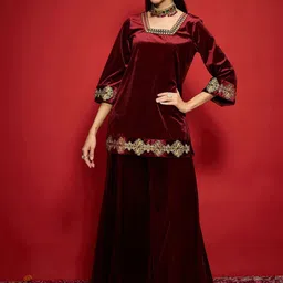 Shae by SASSAFRAS Women Embroidered Grandeur & Majestic Artwork Velvet Kurta-image-91