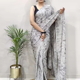 DIVASTRI Floral Printed Ready to Wear Saree-image-28
