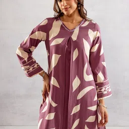 DIVASTRI Geometric Printed Pleated Sequinned Kurta With Palazzos image 3