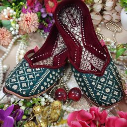 Fulkari Women Embellished Ethnic Mojaris with Embroidered Flats-image-42