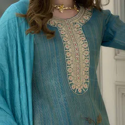 SHREE LAXMINARAYAN EXPORT Floral Printed Thread Work Kurta With Trousers & Dupatta image 2