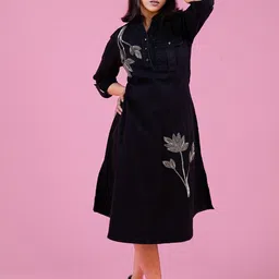 COSMIC TRIO Embroidered Denim A-Line Midi Dress-picture-38