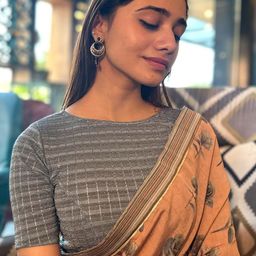 Bindigasm's Advi Striped Stretchable Jacquard Saree Blouse-image-8