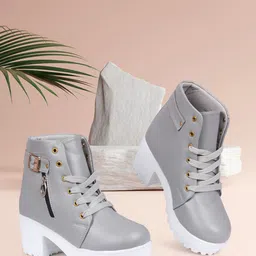 TWIN TOES Women Grey Solid Winter Boots-56