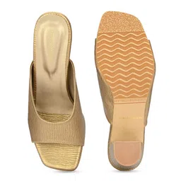 CLOG LONDON Textured Block Heels image 3