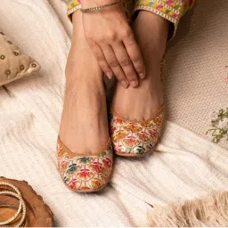 Coral Haze Juttis With Threadwork Motifs & Golf Fringe Detailing At The Back-picture-30
