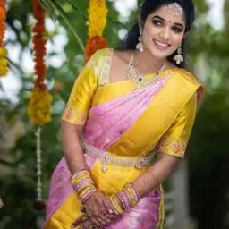 Women Floral Print Saree with Contrast Border-image-76