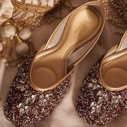 Women Embellished Round-Toe Juttis-image-48